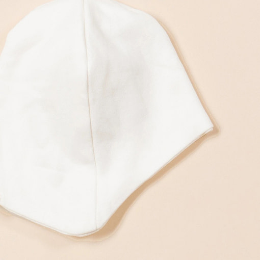 Dettaglio cappellino bianco neonato