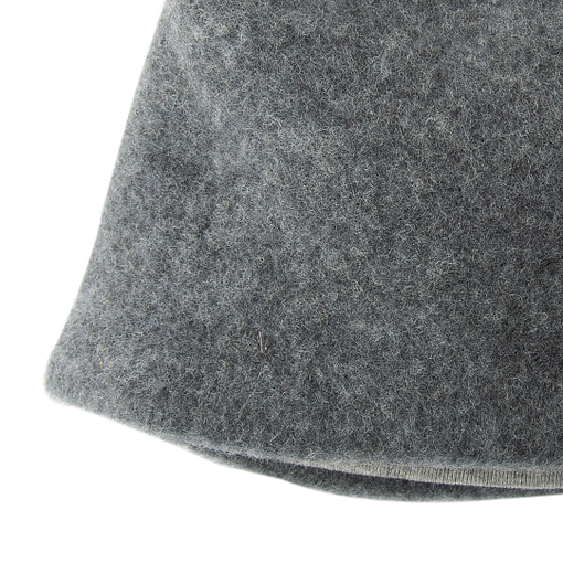 Berretto in pile di lana grigio dettaglio